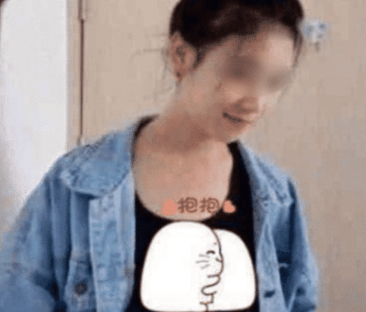 抖音“腹肌姐”火了，把衣服掀起的那一刻，网友：打扰了