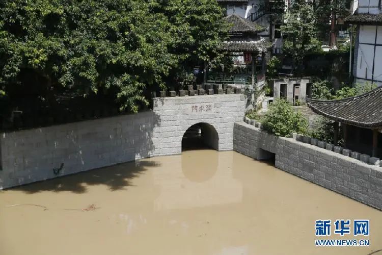 重庆晚报|直击洪峰过境，重庆朝天门码头被淹没