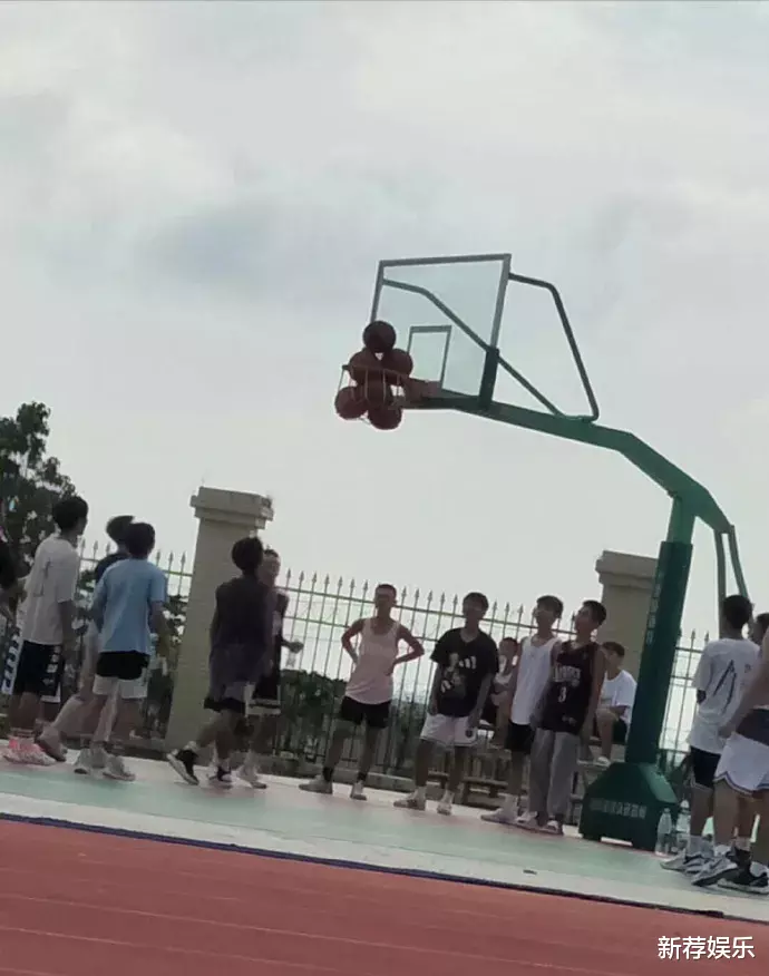蝴蝶|听过可以练蝴蝶背的，但是你见过练“蝴蝶臀”吗？这是骨感还是性感？哈哈哈哈！