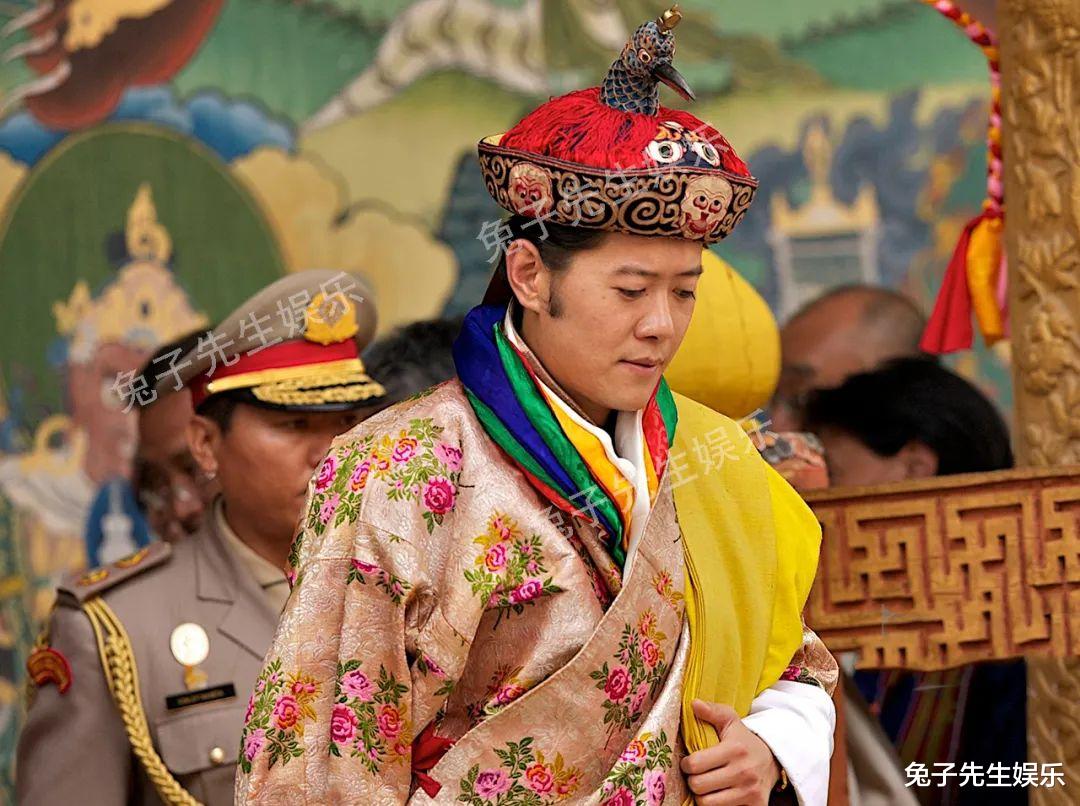 30歲不丹王後性子太直，介意國王拉住自己衣袖，歪過身子拉開距離-圖7