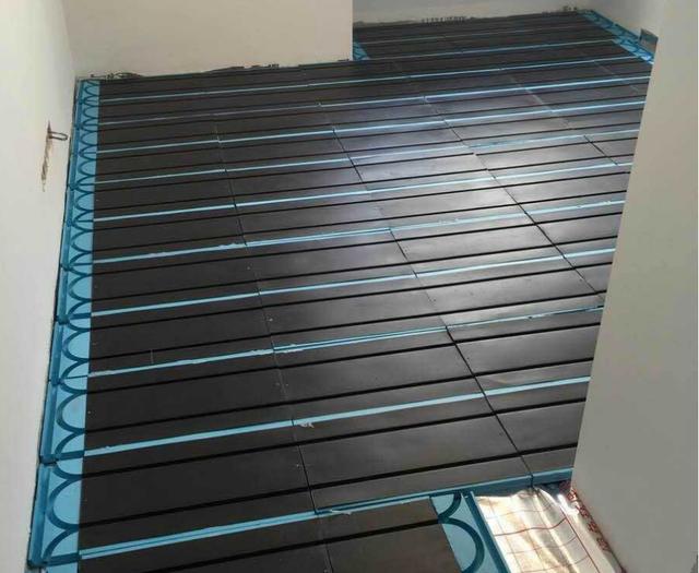 取暖方式选用地暖，铺贴这种新型款式厚度薄，安全省钱利民首选