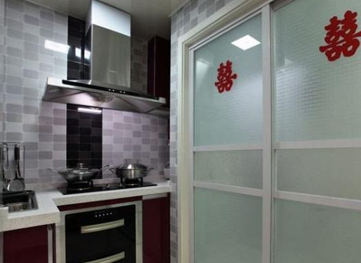 「」厨房就不该装推拉门,没用半年就坏了,现在早盛行装这种门了