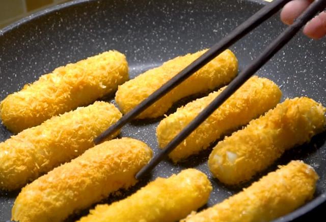 「山药」山药要经常做给孩子吃,这样做金黄酥脆,软糯拉丝,上桌就扫光