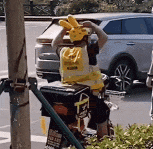 饿了么|美团饿了么头盔之战,最后的赢家却是小黄鸭,网友:这才是猛男!