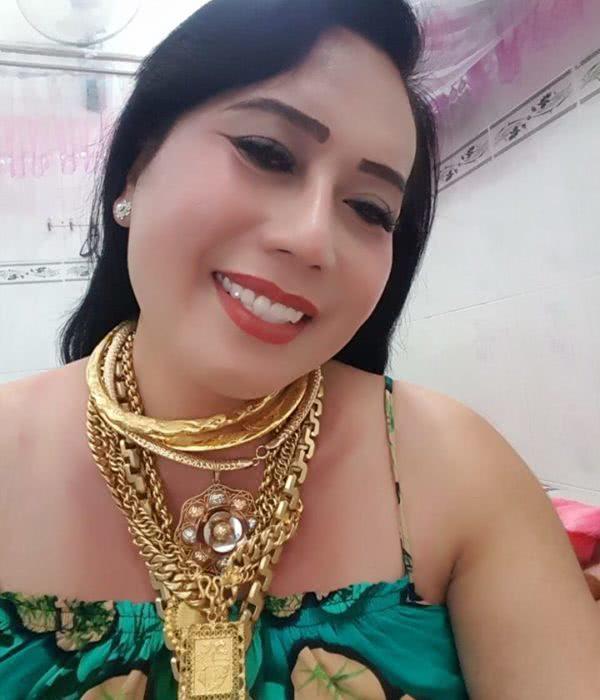 『女主播』男子变身“女主播”后吸粉无数，每次直播都要戴很粗的金项链