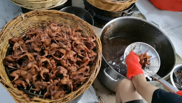 野味|大叔路边卖“野味”，8元一只，半天卖500只，邻摊：傻子才吃！