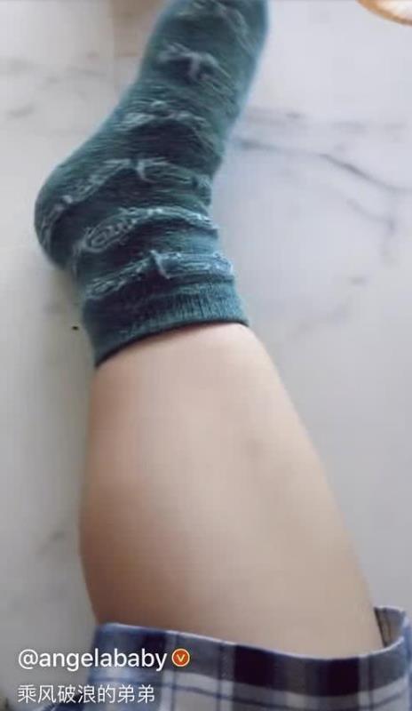 「Angelababy」Baby带小海绵豪华酒店游泳，因没化妆拒绝合照仍被网友曝光真实素颜