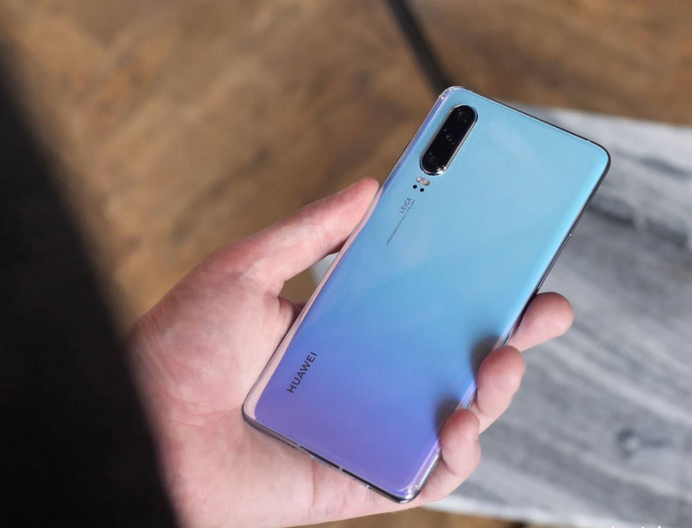 华为手机▲华为手机虽好，但这三款还是不建议入手了，看似大跳水实则可能入坑