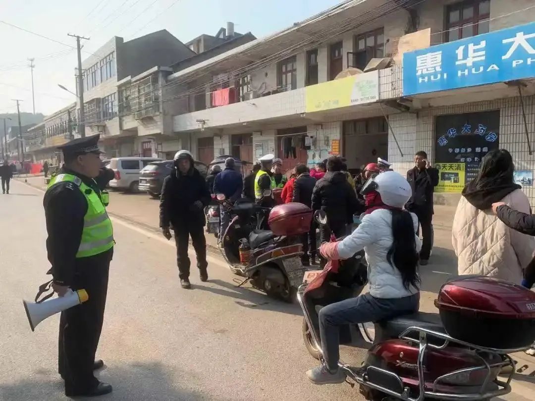 长沙警事 “不管白帽黑帽,能指挥好交通,就要点赞!” 县域警务