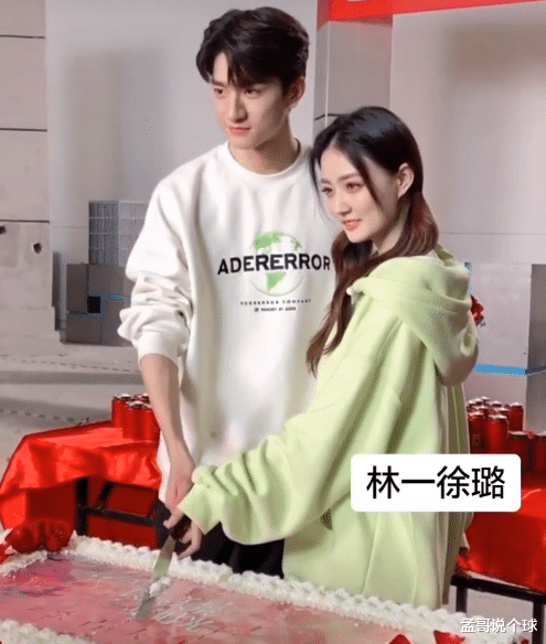 徐璐▲徐璐林一拍杀青合照，两人手牵手甜蜜对视，真人cp都不敢这么甜