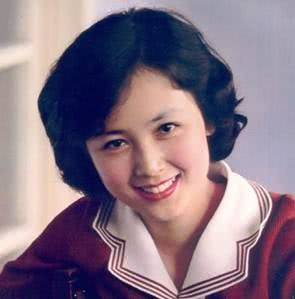 演艺圈|出道就大红, 生孩子险丧命, 曾为儿子淡出演艺圈, 嫁军官恩爱44年