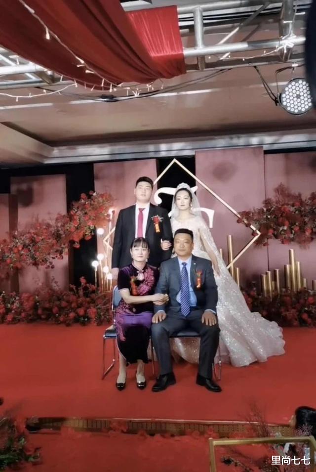 朱之文|大衣哥儿媳正脸曝光，仪态出挑太像婆婆，两亲家母穿旗袍抢风头