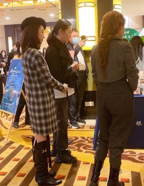 倪萍|49岁李亚鹏难逃中年发福！皱纹眼袋超抢眼，倪萍瘦身成功颜值真高