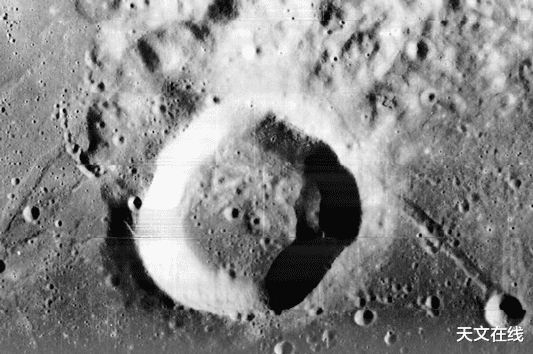 月球和水星上的浅坑可能隐藏着厚冰层