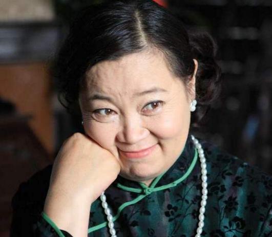 带你看看方青卓的家，当了几十年的老演员，却仍然住在农村平房