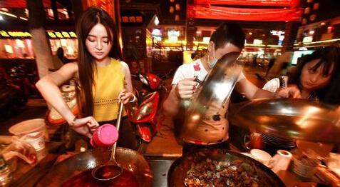 『阿里巴巴』地摊儿激活“夜经济”：实体店转型新机遇，创业就业新方向