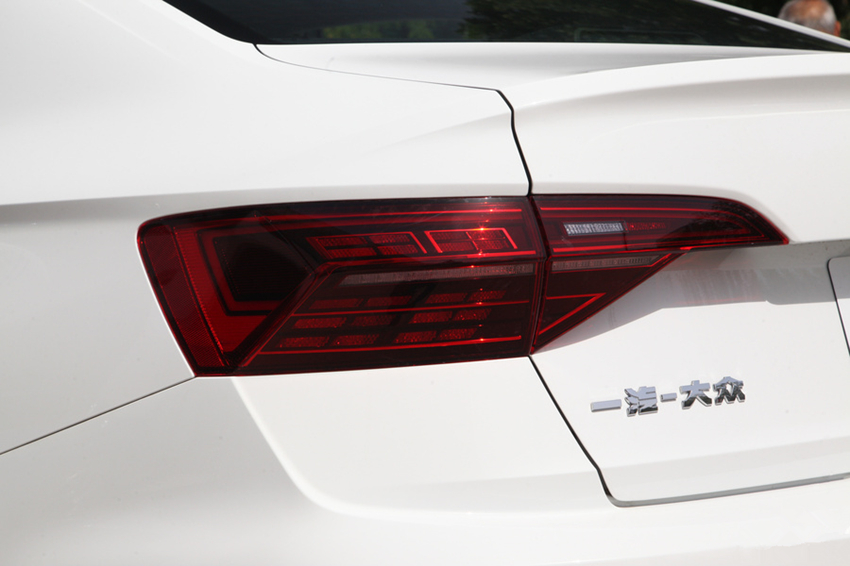 [本田雅阁]大众也放下尊严！16万降到12.7万，30天卖27028辆，还买啥雅阁