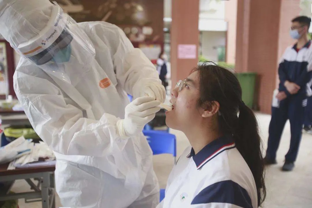 卫健委：多地复课的学生中查出了无症状的感染者 卫健委、教育部紧急的发文