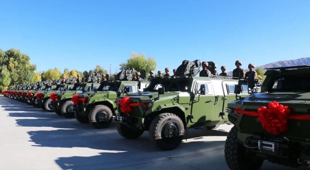 步兵战车|无人机拍到震撼一幕，大批战车抵达喜马拉雅，莫迪最担心的事发生