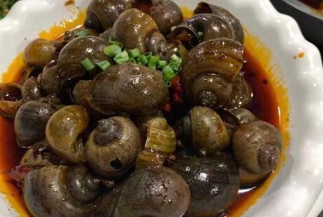 啊娇吃货美食汇 重庆藏匿在防空洞里的一家鱼庄，每天食客爆棚，凌晨依旧人气不减