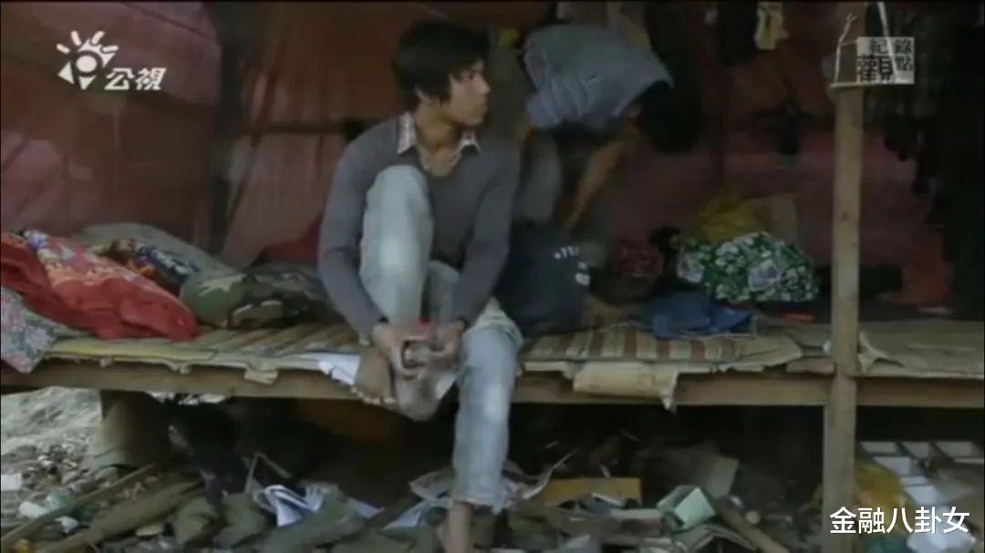 缅甸翡翠|滴血的缅甸翡翠:“拿命去赌,一块玉能改变一生” | 教育能改命吗?