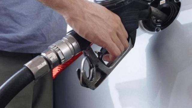 青海生活资讯|男子加油时感觉\＂没动静\＂，冒着风险拔出油枪一看，顿时火冒三丈