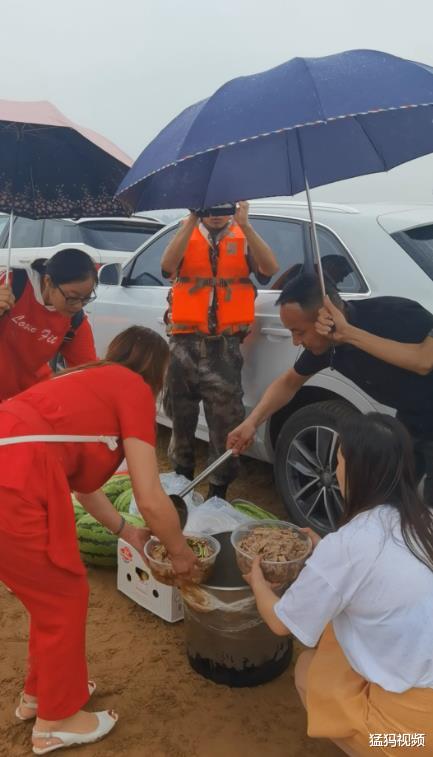 猛犸视频|把最好的给你！固始群众给防汛战士送上特色鹅块表达谢意