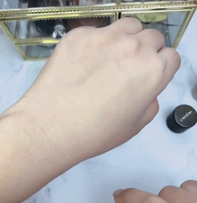 底妆|有种“尴尬”叫女星卡粉，外媒生图下妆容斑驳，细纹卡粉一目了然