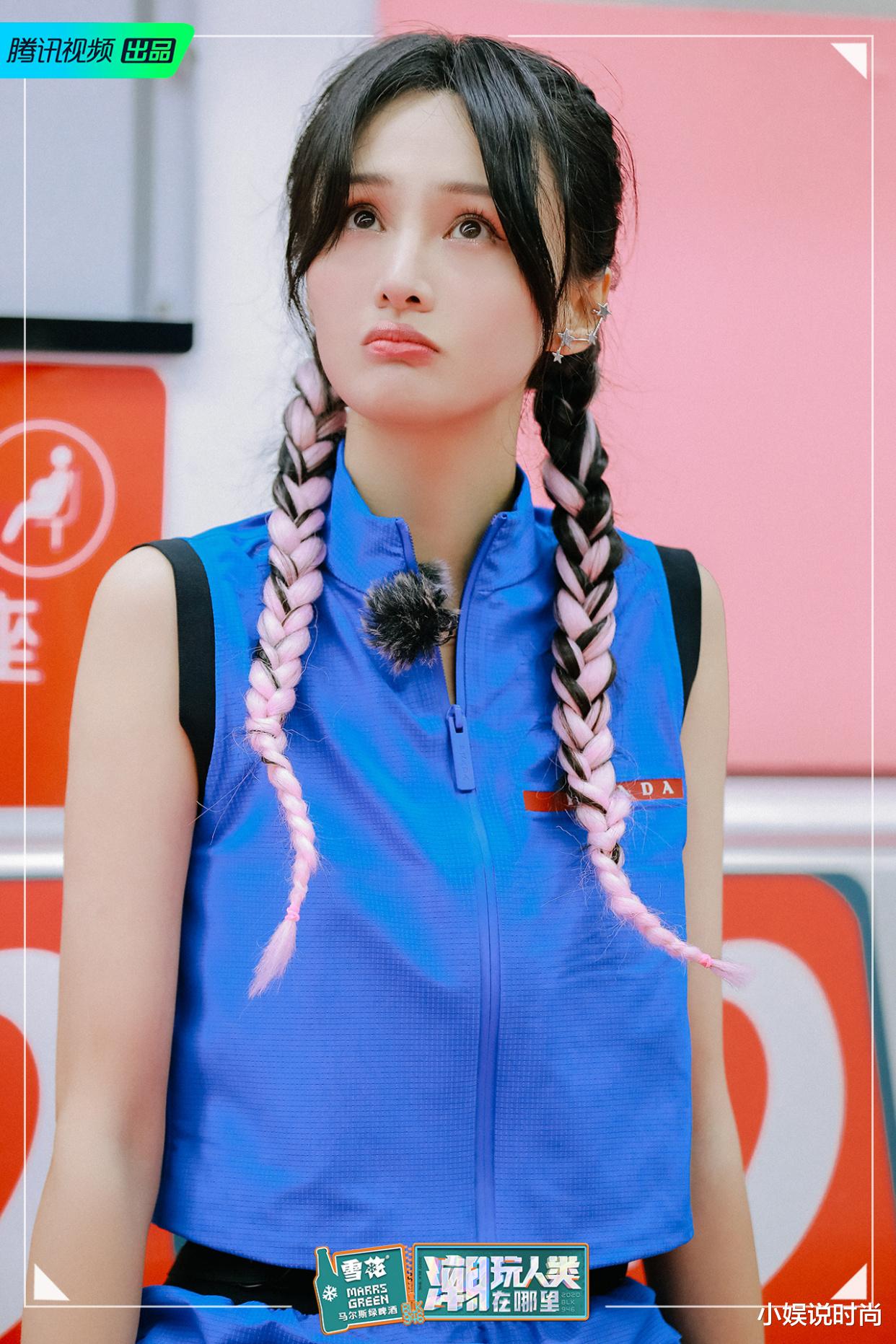 |郑爽不愧是“小仙女”,一身蓝色工装+挑染马尾,又美又飒好养眼