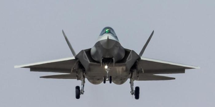 F-22■终于等来这一天了，中国隐身舰载机终于出现，已刷上参军涂装