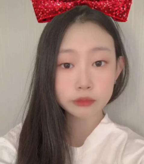 小沈阳|小沈阳女儿逆袭式长大，留长发做美甲戴大耳环，有女团内味了