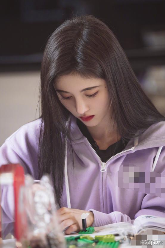 「鞠婧祎」继整容换脸，鞠婧祎连头发都造假，戴假发套掩盖秃头却露出马脚