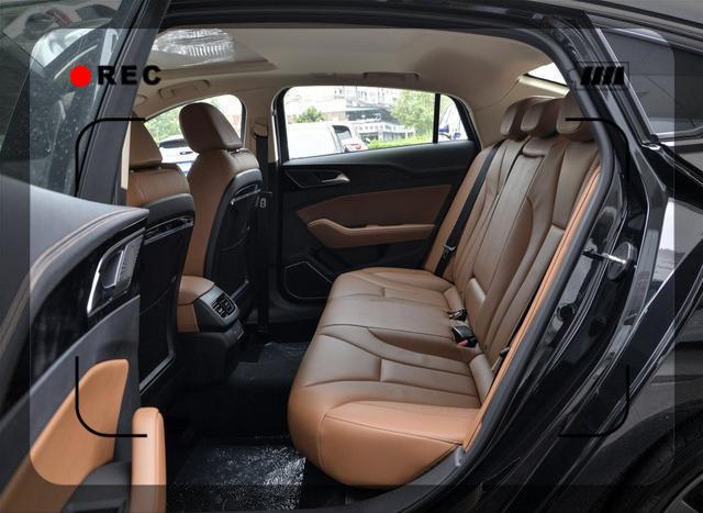 [中国一汽]与合资车掰腕子？一汽红旗豪华车，降价后仅13万多，实力究竟如何？