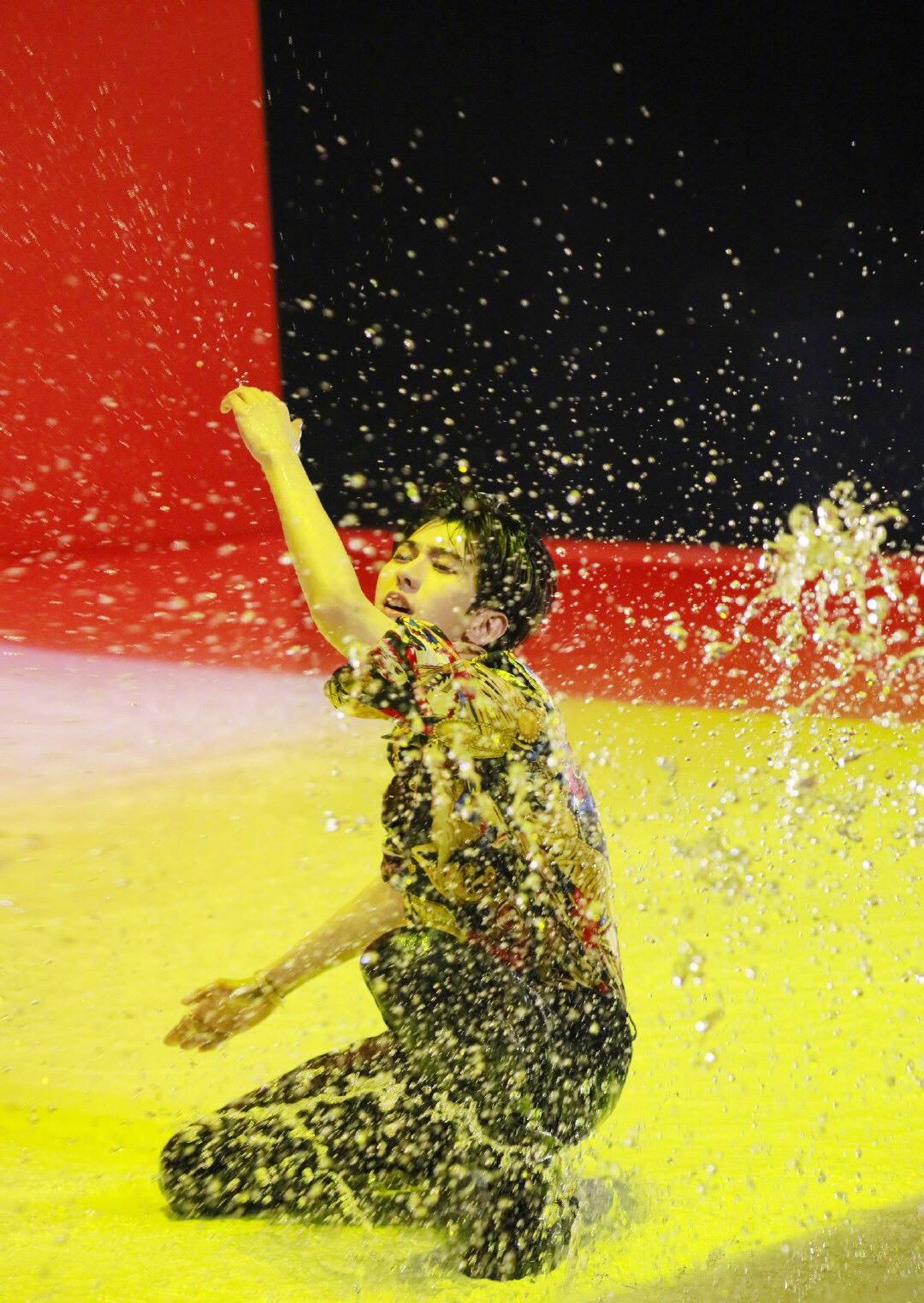 情人■蔡徐坤的《情人》很好听，外网最中意的确是只有几句歌词的她