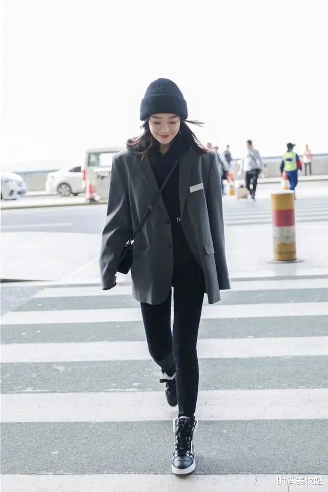 西装|章子怡又美到国外,穿黑西装配短裤高级大气,同框女星气质赢了