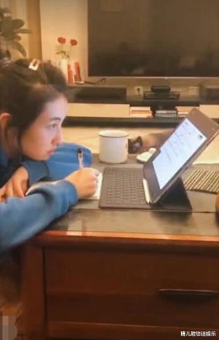 【】张子枫冲刺高考在家刷题，当看清题目内容，大多女生都看不懂！