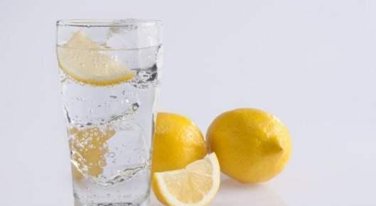 [柠檬]自己泡柠檬水时，这一点不懂的话，泡的柠檬水又苦又没营养！