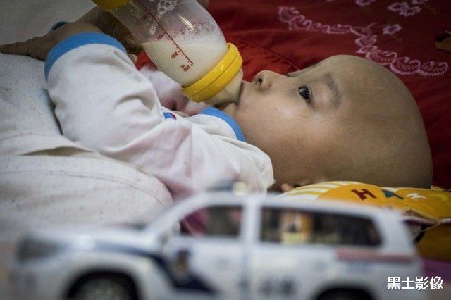 「医生」女子结婚12年不孕,试管婴儿喜得双胞胎,其中一个到3岁就出事了