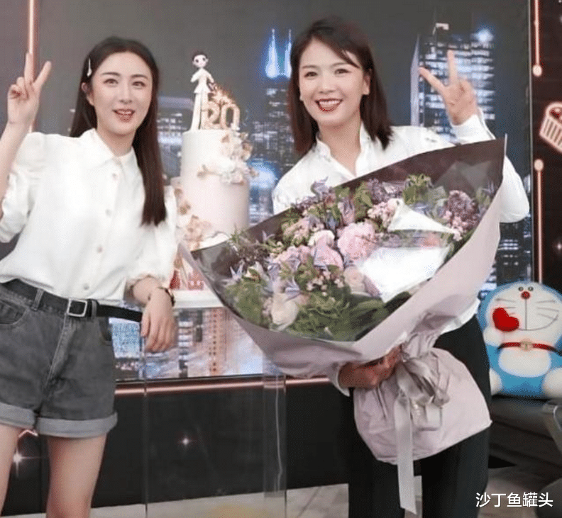 刘涛▲刘涛上薇娅直播间，白衬衫频频崩开，尴尬遮挡无奈喊话“太有料”