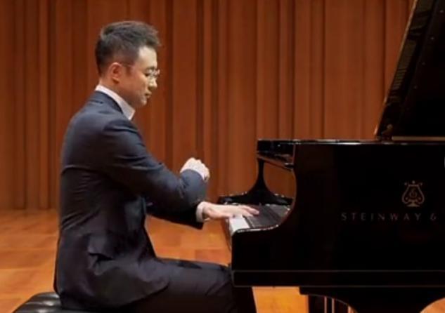 春妮|春妮罕秀恩爱,称老公刚强41岁学钢琴,2年就进国家大剧院演奏!