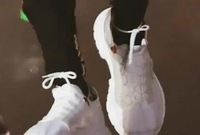 王一博|天天向上晒王一博暖男举动！啊不愧是大写的蝴蝶结达人王一博！