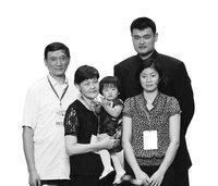 『姚明』世界上最高的中国人，姚明在他面前就是个小孩子