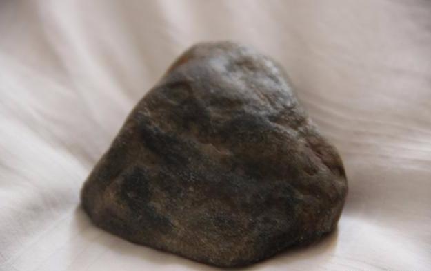 翡翠@高品质翡翠原石的皮壳都有哪些表现？希望通过这篇文章能帮到大伙