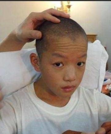 周星驰|5岁时因太丑被亲妈抛弃，周星驰却将他当成宝，今颜值逆袭成俊男