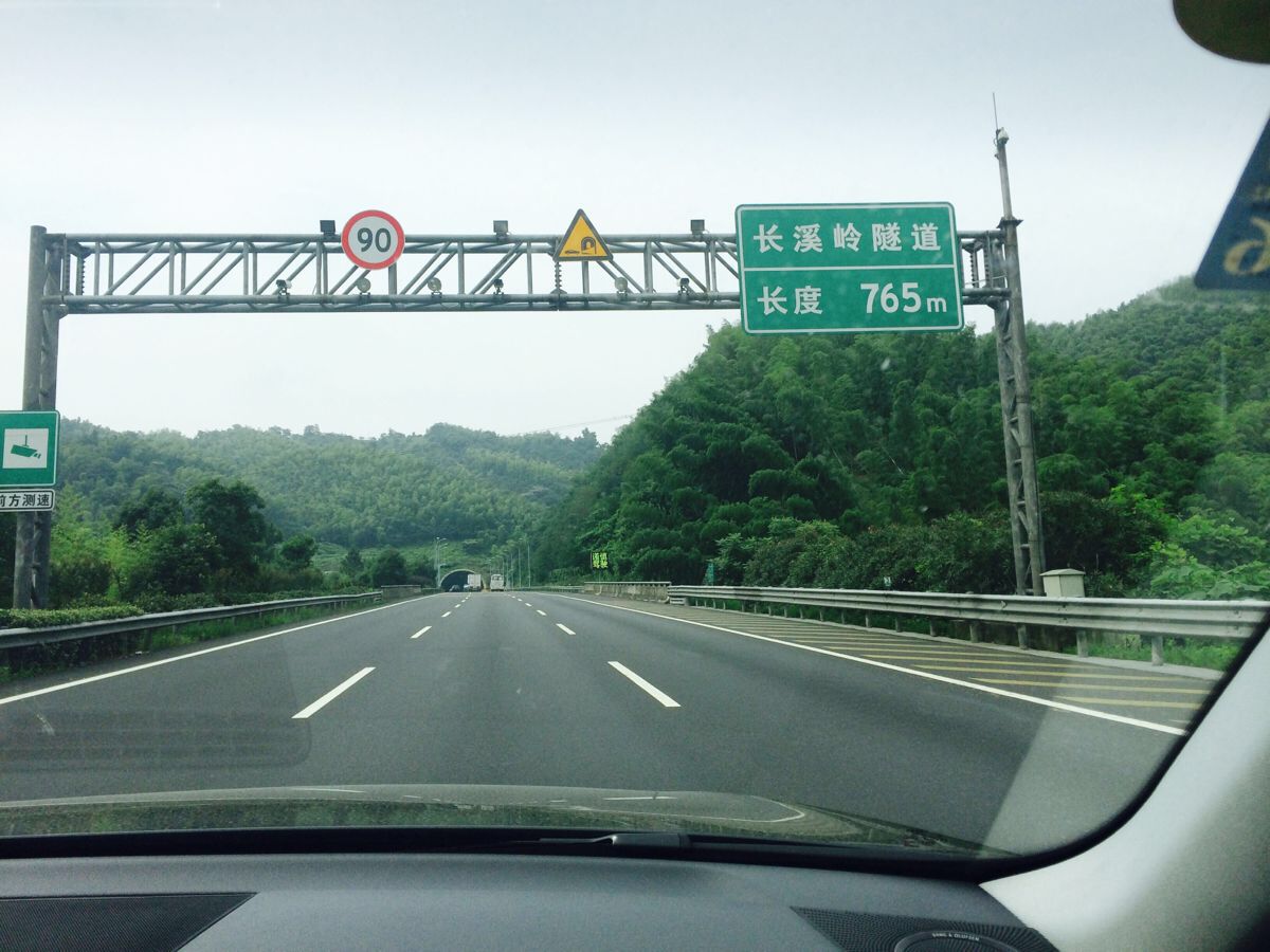 交通法规|高速上车速120，遇到限速80要急刹吗？交警给出正确答案