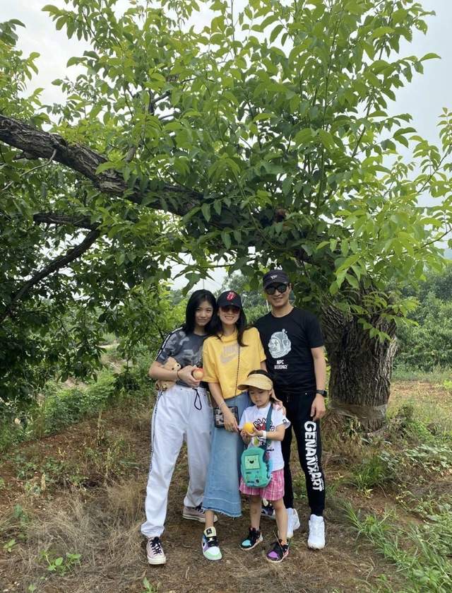 章子怡|章子怡为小苹果庆生，互相依偎似亲母女，15岁熙熙化浓妆显成熟