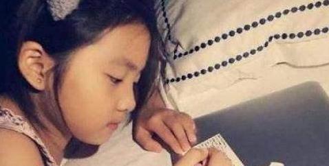 参观黄磊一家人住的房子，大门上都带雕花，进门感觉像皇宫