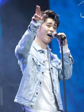 音乐节|张云雷首次音乐节乐队绿海，不带耳返，粉丝：习惯了，啥时候带过