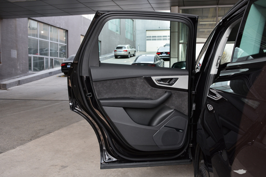 『奥迪Q7』新款刚上市！老款狂跌19万，当年比路虎还火爆，现成打折王还没人要