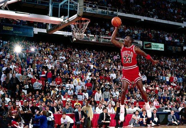 迈克尔·乔丹@雕像上被骑扣的是谁？设计师亲自解释：只有他才配得上被乔丹骑扣